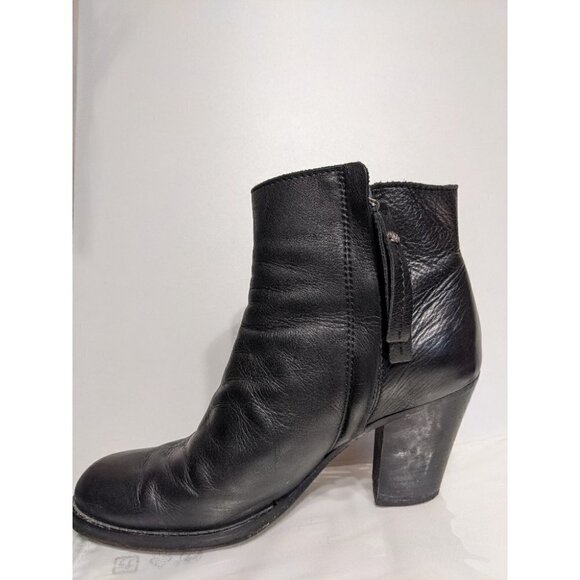 Escada Sport | Heeled Leather Ankle Bootie - Picture 3 of 9